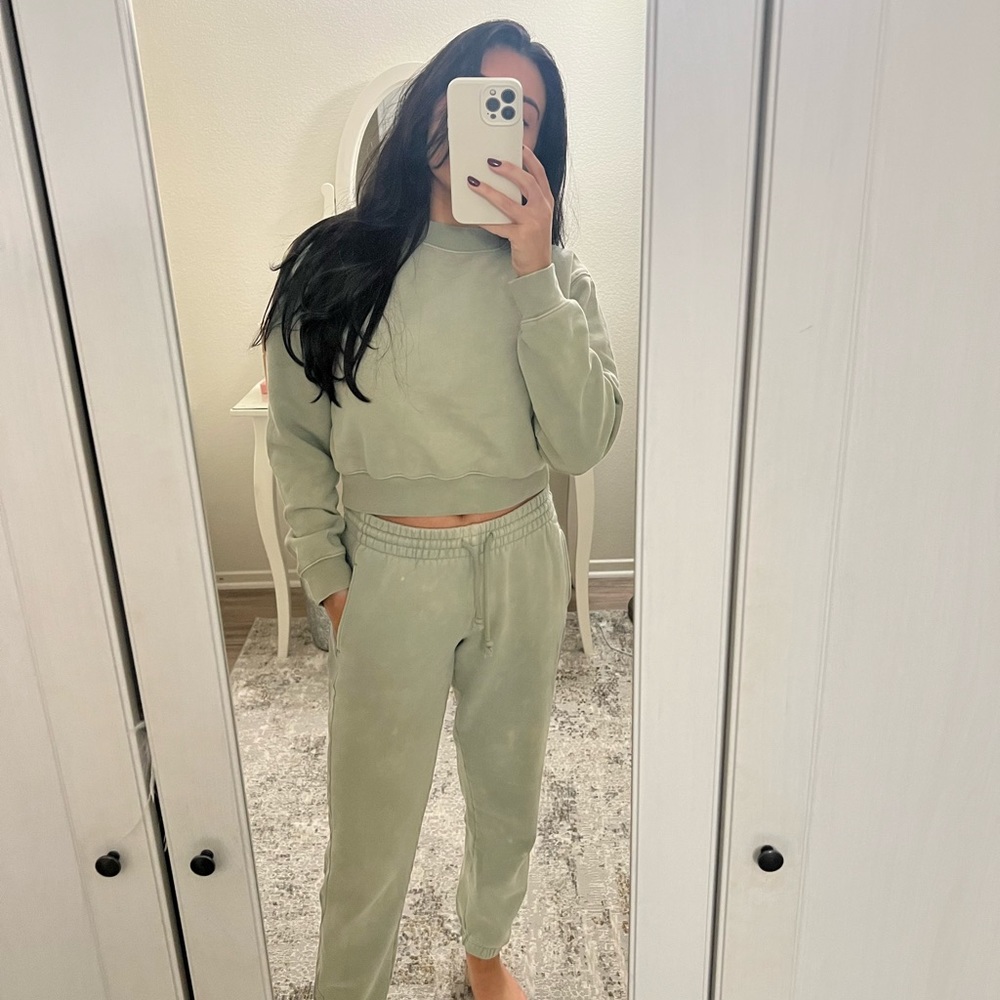 Aritzia cozy fleece sweat suit - Picture 2 of 5